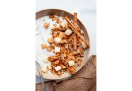 Domača granola z liofiliziranimi jabolki in toplimi začimbami