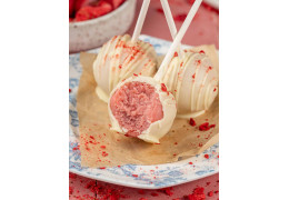 Zdravi cake popsi z liofiliziranimi jagodami (primerni za otroke)